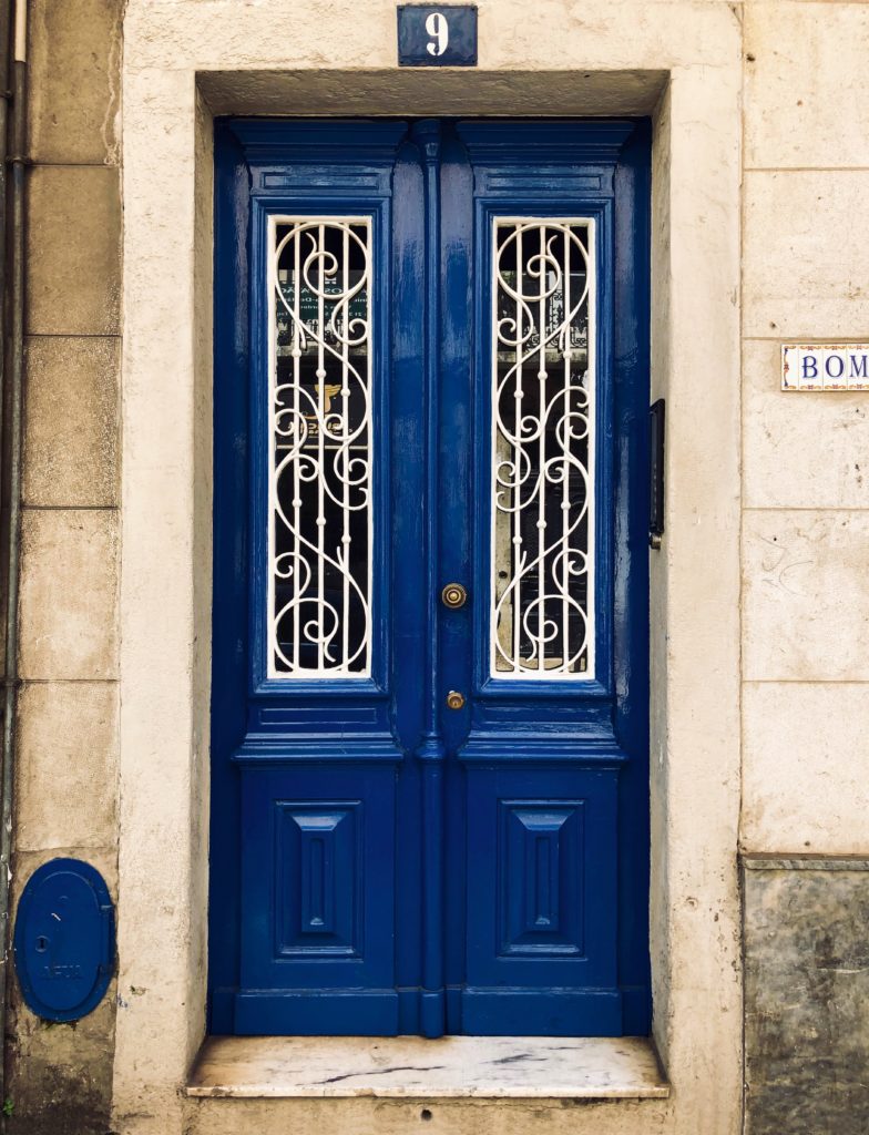 This Navy blue front door is an example of the colors to decorate with in 2020. Front door inspiration. Home Staging for the Front Door.